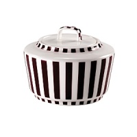 An intensive and bright dark red color that stands out on the pure white of the porcelain is the main feature of the refined fantasy of flowers and fruits that represent the décor of the Claret dinnerware collection. An intensive and bright dark red color that stands out on the pure white of the porcelain is the main feature of the refined fantasy of flowers and fruits that represent the décor of the Claret dinnerware collection.