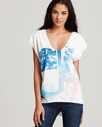 Show your love for rock 'n' roll in this Pink Floyd graphic tee, finished with a high/low hem. Show your love for rock 'n' roll in this Pink Floyd graphic tee, finished with a high/low hem.