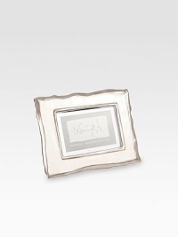 Inspired by the natural lines of a broken shell, this design is both organic and modern.Cast aluminumPearlized enamel centerAccommodates 4 X 6 photoImported Inspired by the natural lines of a broken shell, this design is both organic and modern.Cast aluminumPearlized enamel centerAccommodates 4 X 6 photoImported