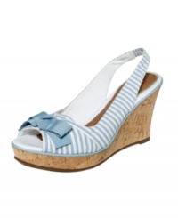 Invoke the spirt of relaxing, resort luxury. Sperry Top-Sider Women's Southsea platform wedge sandals feature a comfy canvas upper and a darling bow at the toe. Invoke the spirt of relaxing, resort luxury. Sperry Top-Sider Women's Southsea platform wedge sandals feature a comfy canvas upper and a darling bow at the toe.