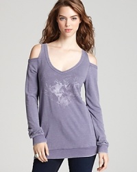With a relaxed fit and sultry shoulder cutouts, you'll warm right up to this CHASER cold shoulder tee. With a relaxed fit and sultry shoulder cutouts, you'll warm right up to this CHASER cold shoulder tee.