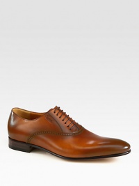 Leather lace-up with perforated detail and embossed Gucci script logo.Cuir leatherLeather soleMade in Italy Leather lace-up with perforated detail and embossed Gucci script logo.Cuir leatherLeather soleMade in Italy