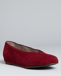Mirroring the simple sophistication of her ready-to-wear, Eileen Fisher has tailored these flats with streamlined, hidden wedges in a freshly modern shape. Mirroring the simple sophistication of her ready-to-wear, Eileen Fisher has tailored these flats with streamlined, hidden wedges in a freshly modern shape.