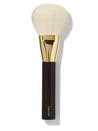 Tom Ford's brush collection is designed to bring ease and luxury to the process of creating your look - they make expert makeup application completely effortless. Disperse powder evenly all over the face with this luxuriously soft and smooth brush made with natural hair. Designed to pick up the optimal amount of product to achieve gorgeous and radiant skin. It can also be used as an all-over-face blending tool to smooth lines and create a seamless look after makeup is applied.