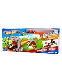 Build, launch, race and destroy with an exciting track set based on the best-selling digital app Angry Birds! The long straight shot is made more challenging with obstacles inspired by the original. Kids place the three moveable structures along the track, then launch a vehicle at the starting point.