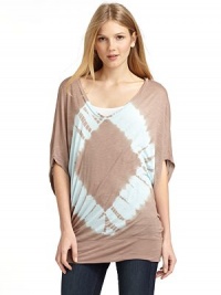 THE LOOKTie dye designDolman sleevesBanded hemTHE FITAbout 32 from shoulder to hemTHE MATERIALRayonCARE & ORIGINMachine washImportedModel shown is 5'10 (177cm) wearing US size Small. THE LOOKTie dye designDolman sleevesBanded hemTHE FITAbout 32 from shoulder to hemTHE MATERIALRayonCARE & ORIGINMachine washImportedModel shown is 5'10 (177cm) wearing US size Small.
