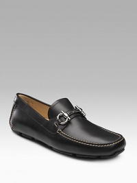 Smooth leather has contrast stitching and a double gancini ornament. Leather lining Padded insole Rubber sole Made in Italy Smooth leather has contrast stitching and a double gancini ornament. Leather lining Padded insole Rubber sole Made in Italy