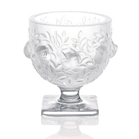 This petite vase, adorned with charming robins in flight, demonstrates the wonder of nature captured in crystal. This petite vase, adorned with charming robins in flight, demonstrates the wonder of nature captured in crystal.