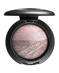 Baked minerals refined into a powder formula provide exceptionally sheer and lightweight application. Color builds lightly, layer after layer, without heavy coverage.