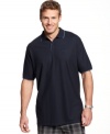 This classic polo shirt from Calvin Klein comes with tipping details to enhance your casual look.