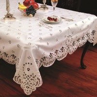 Daisy Design Tablecloth with Cutwork Size: 120 W x 70 D, Color: White Daisy Design Tablecloth with Cutwork Size: 120 W x 70 D, Color: White