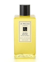 The first Jo Malone fragrance was created as a gift for the original 20 facial clients. The warm, woody scents of sandalwood and cedarwood are seasoned with nutmeg and vibrant ginger in this unexpected combination of ingredients. Nutmeg & Ginger Bath Oil gently fragrances and moisturizes the skin. Lush and softly foaming, it's pure relaxation.