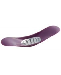 Rock & revel in perfectly crushed garlic for dishes bursting with fresh flavor. Simply rock back & forth with this garlic press and skip the hard work & lingering smell on your hands! Rock & revel in perfectly crushed garlic for dishes bursting with fresh flavor. Simply rock back & forth with this garlic press and skip the hard work & lingering smell on your hands!