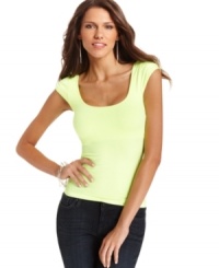 With strong shoulders, this solid BCBGMAXAZRIA top is perfect for a simple yet chic look! With strong shoulders, this solid BCBGMAXAZRIA top is perfect for a simple yet chic look!
