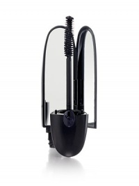 New Noir G is the first mascara to combine the extravagant luxury of a jewel case with a mirror and an extraordinary formula that adds volume, lengthens and curls. Ultra Black Pigments create perfectly defined eyes without any risk of smearing, smudging or clumping. A fortifying agent helps to regenerate lashes by stimulating keratin for fortification and lash growth.