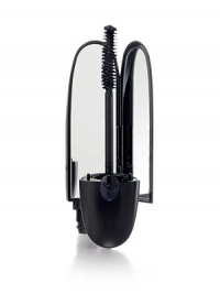 New Noir G is the first mascara to combine the extravagant luxury of a jewel case with a mirror and an extraordinary formula that adds volume, lengthens and curls. Ultra Black Pigments create perfectly defined eyes without any risk of smearing, smudging or clumping. A fortifying agent helps to regenerate lashes by stimulating keratin for fortification and lash growth. New Noir G is the first mascara to combine the extravagant luxury of a jewel case with a mirror and an extraordinary formula that adds volume, lengthens and curls. Ultra Black Pigments create perfectly defined eyes without any risk of smearing, smudging or clumping. A fortifying agent helps to regenerate lashes by stimulating keratin for fortification and lash growth.