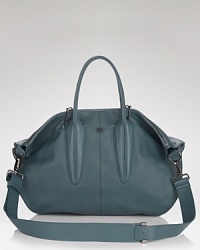 This leather Pour La Victoire satchel is everything we want in a day bag: spacious, subtly structured, and so effortless that it can dart from desk-to-downtown without loosing its cool. This leather Pour La Victoire satchel is everything we want in a day bag: spacious, subtly structured, and so effortless that it can dart from desk-to-downtown without loosing its cool.