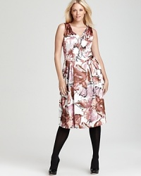 Blooming with painterly florals, this Melissa Masse Plus dress swings into the season with a generously pleated skirt for classic feminine elegance. Blooming with painterly florals, this Melissa Masse Plus dress swings into the season with a generously pleated skirt for classic feminine elegance.