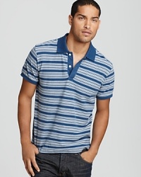This handsome stripe polo benefits from contrast details at the collar, placket and sleeve edge, and makes a great choice no matter what you have planned for the weekend.