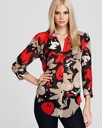 This GUESS top makes a sartorial impact with an eye-catching print and sophisticated silhouette. This GUESS top makes a sartorial impact with an eye-catching print and sophisticated silhouette.