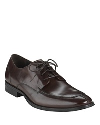 The classic split toe oxford in soft, burnished leather, with the added comfort of Nike Air™ technology in the heel. The classic split toe oxford in soft, burnished leather, with the added comfort of Nike Air™ technology in the heel.
