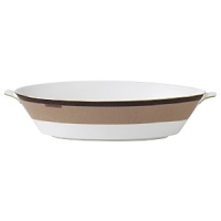 Wedgwood pays tribute to the traditional English equestrian lifestyle with this fine serving bowl inspired by the work of 18th-century horse painter George Stubbs. Burnished gold silhouettes, classic stirrup stripes and rich shades of tan and brown evoke the stylish essence of horse riding.