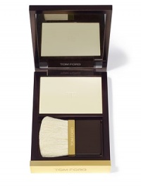Diffuse imperfections and create radiant skin with this weightless and undetectable, micro-fine powder. Formulated with specially coated pigments, it creates a diaphanous veil of light on the face to achieve a silky, smooth-looking surface. Its ultra-gliding texture blends like a fluid on the skin, moisturizing and redefining the complexion to ensure a natural, even and luminous finish. Custom applicator brush included. Diffuse imperfections and create radiant skin with this weightless and undetectable, micro-fine powder. Formulated with specially coated pigments, it creates a diaphanous veil of light on the face to achieve a silky, smooth-looking surface. Its ultra-gliding texture blends like a fluid on the skin, moisturizing and redefining the complexion to ensure a natural, even and luminous finish. Custom applicator brush included.
