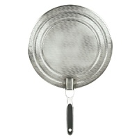 Concentric rings center and secure the screen on the frying pan, and the handle conveniently nests over the frying pan handle, protecting you from dangerously hot splashes of oil. Concentric rings center and secure the screen on the frying pan, and the handle conveniently nests over the frying pan handle, protecting you from dangerously hot splashes of oil.