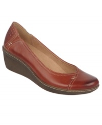 An easy wedge and contrasting stitching makes Naturalizer's Genie wedges a natural fit for your most polished and put-together looks. An easy wedge and contrasting stitching makes Naturalizer's Genie wedges a natural fit for your most polished and put-together looks.
