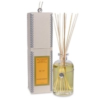 A bold scent of mandarin orange, ripened with wild herbs, sunflowers and honey. Scent lasts up to 4 months.