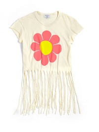 THE LOOKFront floral graphicFringe detailCrewneck with ribbed trimShort sleeves with raw trimTHE MATERIALCottonCARE & ORIGINMachine washMade in USA THE LOOKFront floral graphicFringe detailCrewneck with ribbed trimShort sleeves with raw trimTHE MATERIALCottonCARE & ORIGINMachine washMade in USA