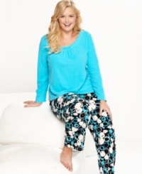 Cozy up in these HUE pajamas featuring a brightly-colored crew neck shirt and printed fleece pants. Cozy up in these HUE pajamas featuring a brightly-colored crew neck shirt and printed fleece pants.