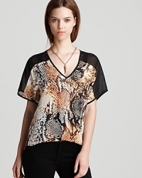 A snake print and deep v back meet for an exotic look on this Aqua top, perfect with skinnies or trousers depending on what your calendar calls for. A snake print and deep v back meet for an exotic look on this Aqua top, perfect with skinnies or trousers depending on what your calendar calls for.