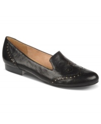 Slip on a classic style that effortlessly transcends the seasons. Naturalizer's Lerato Flats boast a sophisticated tuxedo-flat design and metal detailing in luxe leather. Slip on a classic style that effortlessly transcends the seasons. Naturalizer's Lerato Flats boast a sophisticated tuxedo-flat design and metal detailing in luxe leather.