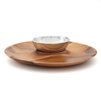 Set the date for your next fiesta and make our Santa Fe Chip & Dip the centerpiece. The dip bowl is made of the fine signature metal you've come to love and the chip reservoir of acacia wood, known for its durability.