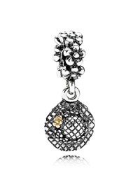 PANDORA's carefully detailed design reveals a nostalgic garden hat accented with a 14K gold flower. PANDORA's carefully detailed design reveals a nostalgic garden hat accented with a 14K gold flower.