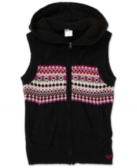 An attached hood on this Roxy vest, with cuddly Sherpa lining, makes this a sweet, cozy style.
