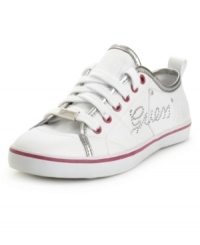 Glam up with GUESS! The Mikale sneakers flaunt rhinestone logos and small pockets for a fashion choice that's second-to-none.