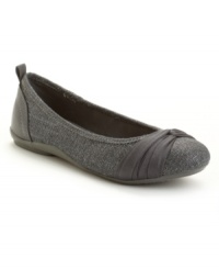 Metallic sheen adds fashionable flair to DKNY's Sophie active flats, while stretch detailing at the top makes them comfortable and easy to wear. Pair them with any casual look to add a chic finishing touch. Metallic sheen adds fashionable flair to DKNY's Sophie active flats, while stretch detailing at the top makes them comfortable and easy to wear. Pair them with any casual look to add a chic finishing touch.