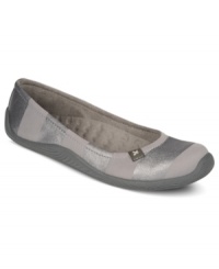 Smooth and pretty with a super supportive sole, Dr. Scholl's Joliet flats are perfect for when you need to go the distance. Smooth and pretty with a super supportive sole, Dr. Scholl's Joliet flats are perfect for when you need to go the distance.
