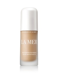 Engineered with weightless color and La Mer's remarkable skincare benefits, this silken, lightweight fluid has the power to transform the complexion. Gemstones capture light energy to create a translucent color palette, optically erasing imperfections to reveal a naturally flawless complexion.Created with a rare blue algae, a Blue Algae Lift Ferment and precious marine and plant actives to add radiance, lift the skin and restore lasting clarity, firmness and brightness. Flexible medium coverage brings skin a naturally luminous finish. Protects with SPF 15.Please note: New packaging is being phased in for this product. Your shipped product may look slightly different than the one shown on this site. Engineered with weightless color and La Mer's remarkable skincare benefits, this silken, lightweight fluid has the power to transform the complexion. Gemstones capture light energy to create a translucent color palette, optically erasing imperfections to reveal a naturally flawless complexion.Created with a rare blue algae, a Blue Algae Lift Ferment and precious marine and plant actives to add radiance, lift the skin and restore lasting clarity, firmness and brightness. Flexible medium coverage brings skin a naturally luminous finish. Protects with SPF 15.Please note: New packaging is being phased in for this product. Your shipped product may look slightly different than the one shown on this site.