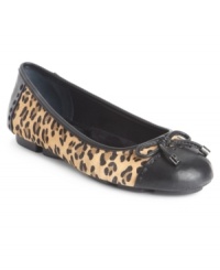 A dainty bow and shiny capped-toe makes Giani Bernini's Ansley flats an excellent choice to complement any polished and professional look. A dainty bow and shiny capped-toe makes Giani Bernini's Ansley flats an excellent choice to complement any polished and professional look.