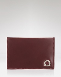 A refined leather credit card holder with a contrast color back expresses your keen eye for superior quality. A refined leather credit card holder with a contrast color back expresses your keen eye for superior quality.