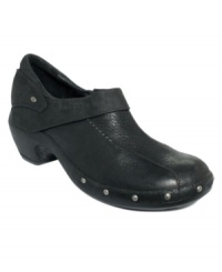 The Luxe mules by Merrell get some added decoration, thanks to the studded detail that aligns the sole. The Luxe mules by Merrell get some added decoration, thanks to the studded detail that aligns the sole.
