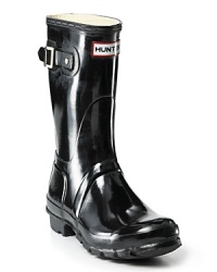 Short glossy rubber rain boots with a legendary Hunter fit and comfort. Short glossy rubber rain boots with a legendary Hunter fit and comfort.