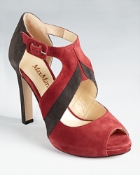 A two-tone colorway gives a subtle, trendy angle to a classic sandal from Max Mara. A two-tone colorway gives a subtle, trendy angle to a classic sandal from Max Mara.