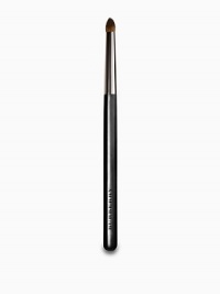 Burberry Eye Brush No.10 is a short-bristled brush made of ultrasoft squirrel hair. Its pointed shape can precisely add eyeshadow to the lash line and corner and softly bring the color below the eye. Used by Burberry Beauty makeup artists to create a bold, dramatic eye look. Burberry Eye Brush No.10 is a short-bristled brush made of ultrasoft squirrel hair. Its pointed shape can precisely add eyeshadow to the lash line and corner and softly bring the color below the eye. Used by Burberry Beauty makeup artists to create a bold, dramatic eye look.
