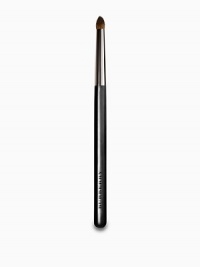 Burberry Eye Brush No.10 is a short-bristled brush made of ultrasoft squirrel hair. Its pointed shape can precisely add eyeshadow to the lash line and corner and softly bring the color below the eye. Used by Burberry Beauty makeup artists to create a bold, dramatic eye look. 