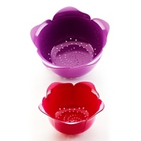 Forget strain, this colander set is pure fun. Offering two sizes for single and family portions, they playfully combine form and function. Forget strain, this colander set is pure fun. Offering two sizes for single and family portions, they playfully combine form and function.