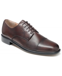 A great combination of textured and smooth leather panels adds modern polish to these classic Bostonian oxford men's dress shoes. A great combination of textured and smooth leather panels adds modern polish to these classic Bostonian oxford men's dress shoes.